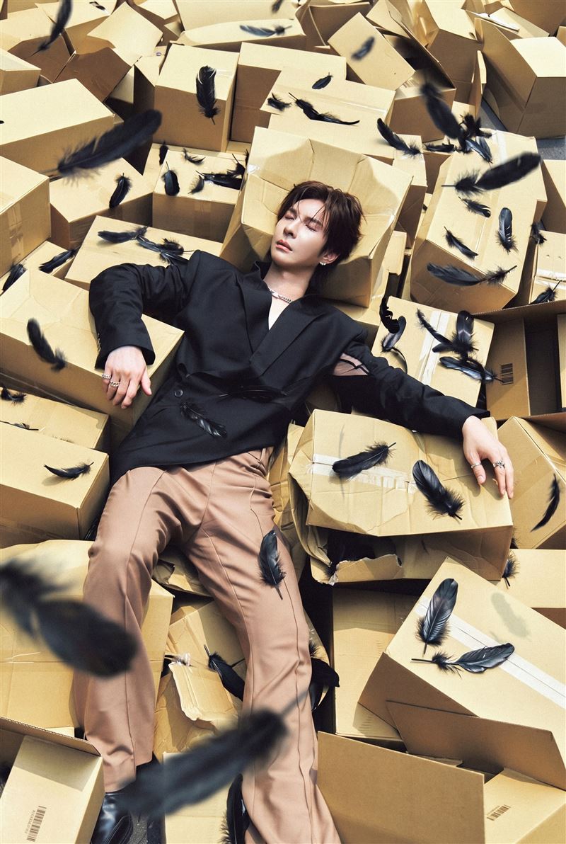 陳勢安〈我墜落你自由〉MV以羽毛象徵情感的失重與釋放。（圖／索尼音樂提供）