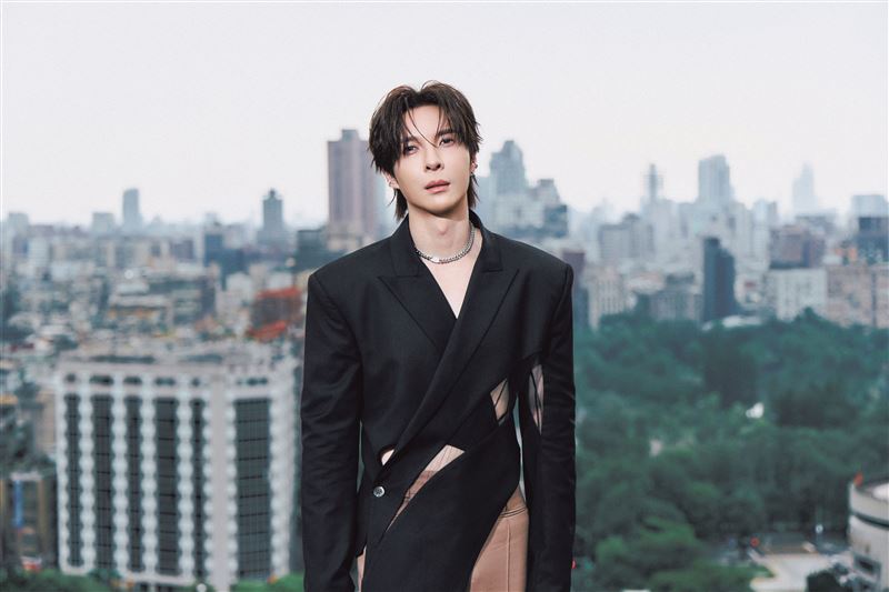 陳勢安推出新歌〈我墜落你自由〉，身穿腰部鏤空造型上陣。（圖／索尼音樂提供）