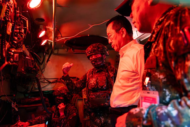 顧立雄於進訓部隊指揮所，瞭解部隊任務整備與指管運作情形。（圖／ 軍聞社提供）