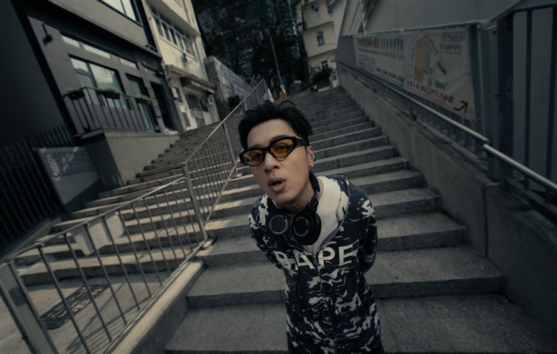 AP潘宇謙推出新歌〈碎鑽星球〉，透過歌曲提醒大家多和身邊的人溝通。（圖／認可音樂提供）
