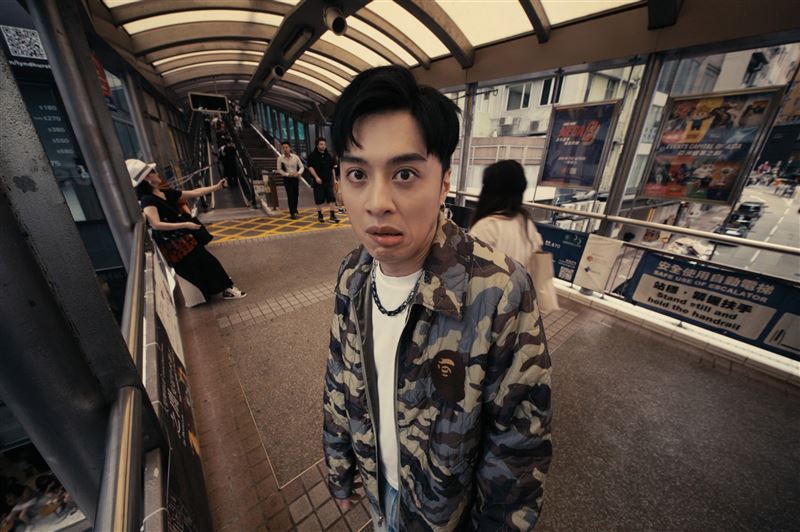 〈碎鑽星球〉MV於香港中上環取景，畫面象徵現代人在虛擬世界中的分裂與抽離。（圖／認可音樂提供）