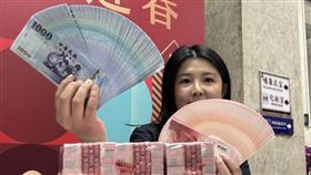 央行備戰春節！準備逾5000億銀彈確保ATM隨時有錢領。新鈔兌換進入倒數，8大行庫455據點只服務到2月13日；不想排隊人擠人，推薦使用「手機門號轉帳」發數位紅包，心意不打折又方便。（圖／記者師瑞德攝影）