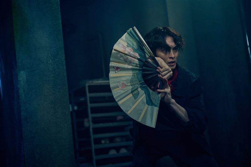 曹佑寧在電影中透過「扇子」來搏鬥。（圖／威視電影提供）