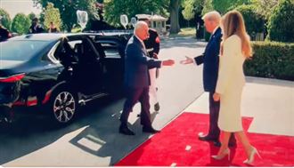 川普之握遇對手！英王查爾斯反拉10多秒