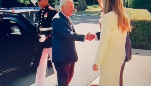 英王查爾斯三世與川普的強勢握手「川普之握」僵持不下。（圖／X @AdamJSchwarz）