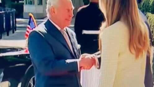 英王查爾斯三世與川普的整段握手長達10多秒。（圖／X @AdamJSchwarz）