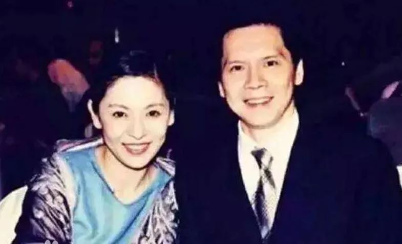 「向太」陳嵐（左）努力向上，後來嫁給影視大亨向華強。（圖／翻攝自微博）