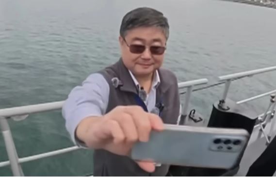 前海軍少校艦長呂禮詩日前參加中國解放軍海軍成立77週年紀念活動，登上共軍驅逐艦「烏魯木齊號」參觀自拍。（翻攝畫面）