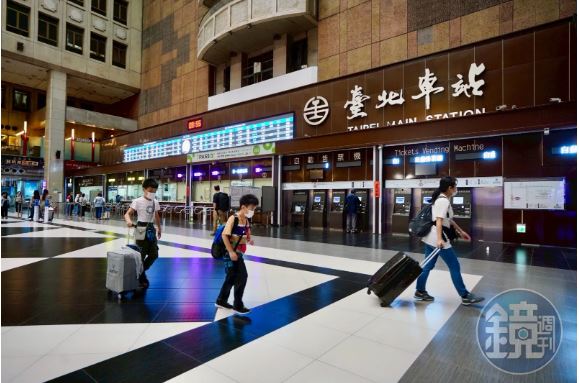 今（28）日，北車商場易主一事討論沸沸揚揚，一早台鐵發出公告、中午現有經營者微風有所回應，傍晚「新盟主」新光三越首度有明確回應