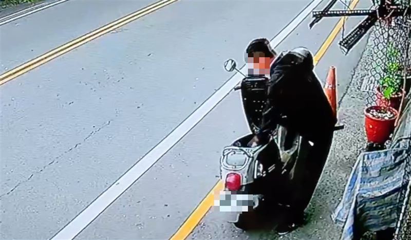 吳男騎機車抵達銀樓。（圖／翻攝畫面）