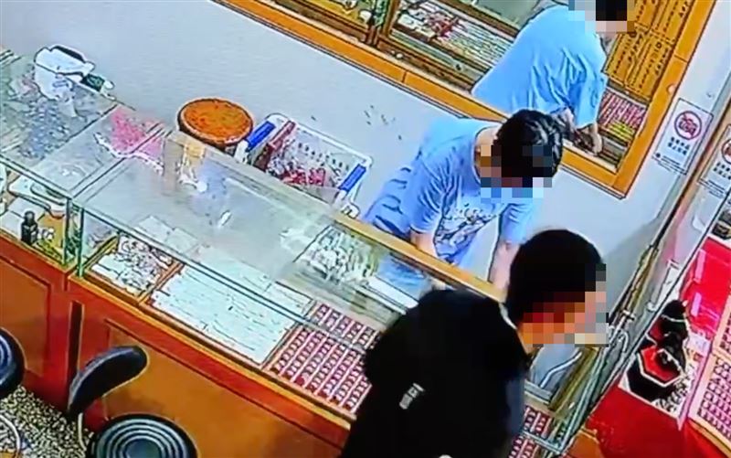 吳男佯裝成顧客搶奪金戒指。（圖／翻攝畫面）