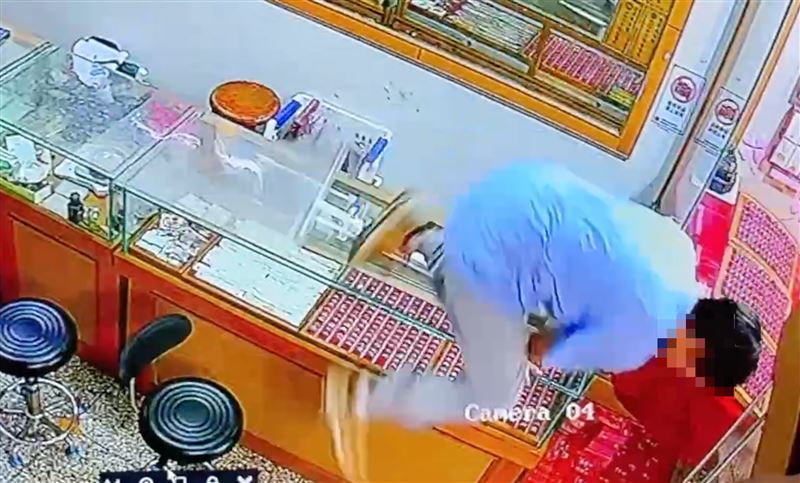吳男搶奪金戒指奪門而出，老闆娘見狀立即翻越櫃檯追上前。（圖／翻攝畫面）