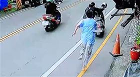 金戒,試戴,奪門逃,老闆娘,翻櫃檯,緊追,搶案（圖／翻攝畫面）