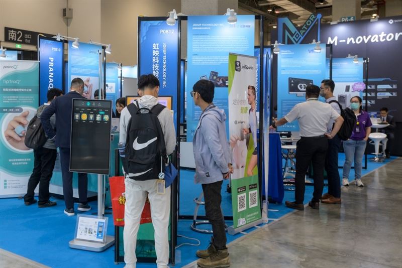 第20屆台灣醫療展將於6月25日盛大登場，攜手台北食品展構築大健康生態系。展會聚焦AI智慧醫療、智慧長照與高階醫材，集結上銀、炳碩等大廠展示手術機器人與遠距照護，全面搶攻全球破8千億美元的醫材商機。（圖／外貿協會提供）