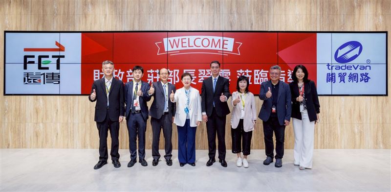 5月報稅季將至，網路申報於5月1日零時起跑。財政部長視察確保系統順暢，並提醒勞動節連假國稅局暫停臨櫃服務。民眾可多利用24小時智慧客服，並務必認明官方「.gov.tw」網址以防詐騙。（圖／財政部提供）