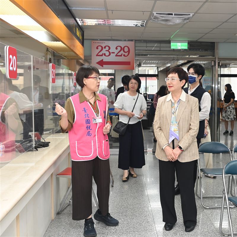 5月報稅季將至，網路申報於5月1日零時起跑。財政部長視察確保系統順暢，並提醒勞動節連假國稅局暫停臨櫃服務。民眾可多利用24小時智慧客服，並務必認明官方「.gov.tw」網址以防詐騙。（圖／財政部提供）