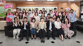 5月報稅季將至，網路申報於5月1日零時起跑。財政部長視察確保系統順暢，並提醒勞動節連假國稅局暫停臨櫃服務。民眾可多利用24小時智慧客服，並務必認明官方「.gov.tw」網址以防詐騙。（圖／財政部提供） 