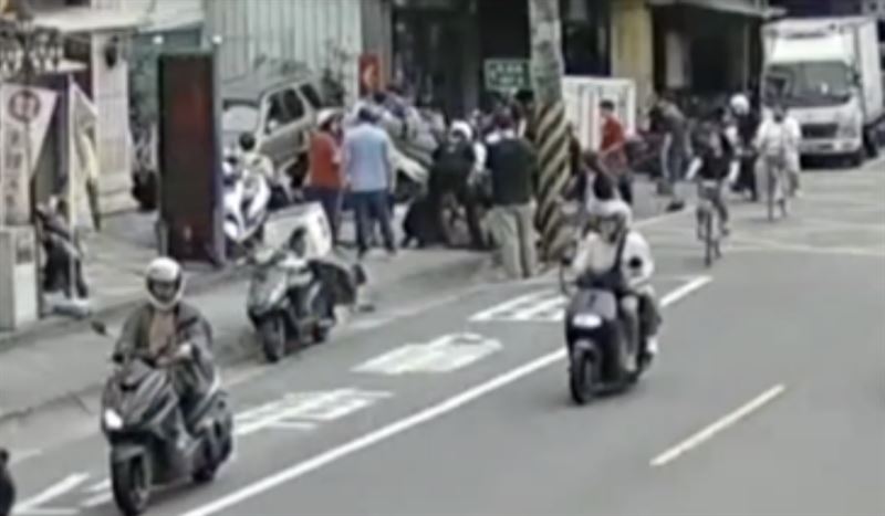 民眾聽到爭吵聲紛紛上前合力將游男壓制。（圖／翻攝畫面）