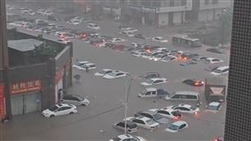 中國廣西南部遭受10年來最強烈的極端降雨襲擊，許多車主根本來不及撤離愛車，只能眼睜睜看著車輛泡在水中。（翻攝自李老師不是你老師 X）

