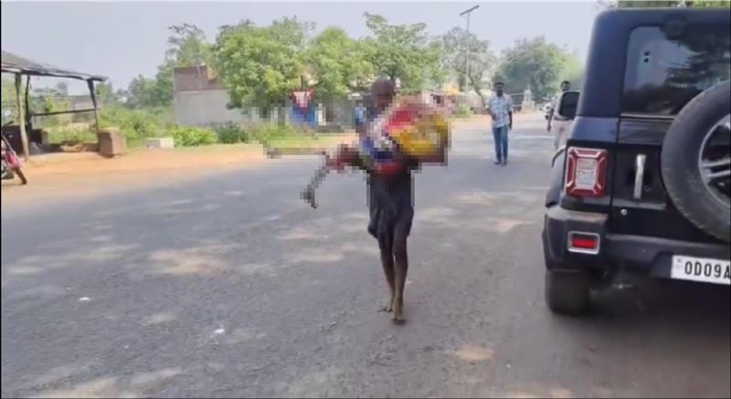 印度男子吉圖因無法提供繁瑣文書證明，遭銀行拒絕提領亡姊約6,427元新台幣的遺產。無奈之下，他竟從火葬場掘出姊姊遺骸，徒步3公里扛進銀行大廳，只為證明死訊。（圖／翻攝自「Punch Newspapers」臉書）