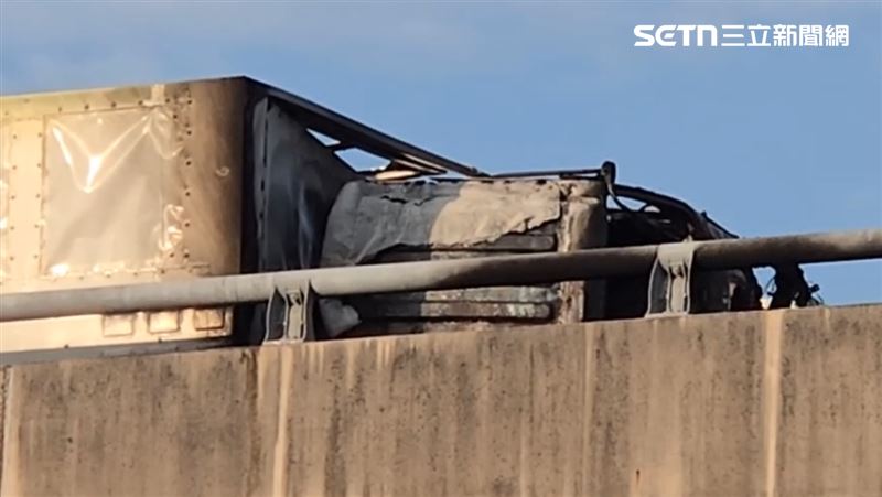 車體燒剩焦黑骨架。（圖／翻攝畫面）