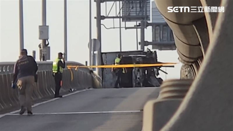 現場拉起封鎖線，鑑識人員進進出出。（圖／翻攝畫面）