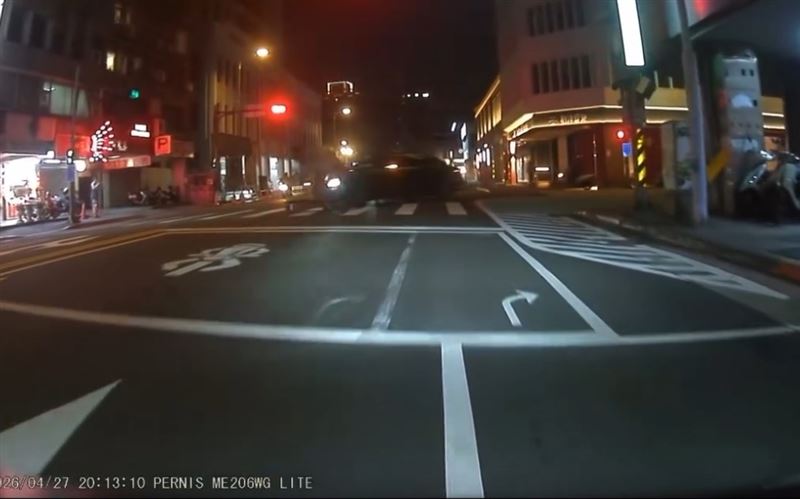 台北市大同區南京西路、民樂街口，發生汽車左轉擦撞行人事故。（圖／Threads@o7.liuyu）