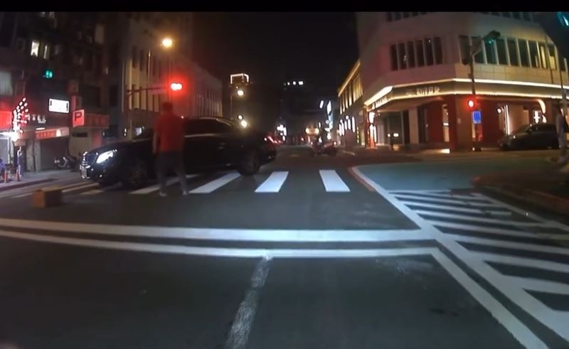 台北市大同區南京西路、民樂街口，發生汽車左轉擦撞行人事故。（圖／Threads@o7.liuyu）
