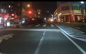 台北市大同區南京西路、民樂街口，發生汽車左轉擦撞行人事故。（圖／Threads@o7.liuyu）