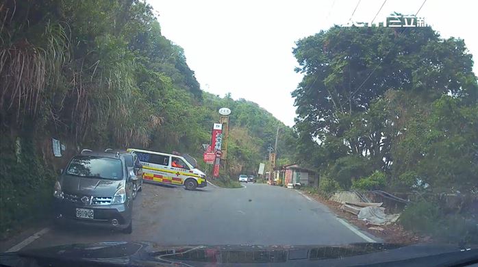 山區唯一聯外道路「投89線」正值坍方中斷，派出所所長葛耀輝判斷若枯等救護車繞道將錯失黃金救援時間，果斷駕駛巡邏車載著病患與救護車展開「生死接力」（圖／翻攝畫面）