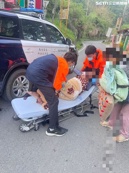 所長深知山區急救「時間就是生命」，不等救護車抵達，直接將張男攙扶上巡邏車，亮起警燈火速往埔里方向馳援。（圖／翻攝畫面）
