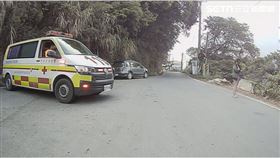 警車當救護車生死接力　路斷救出重病男（圖／翻攝畫面）