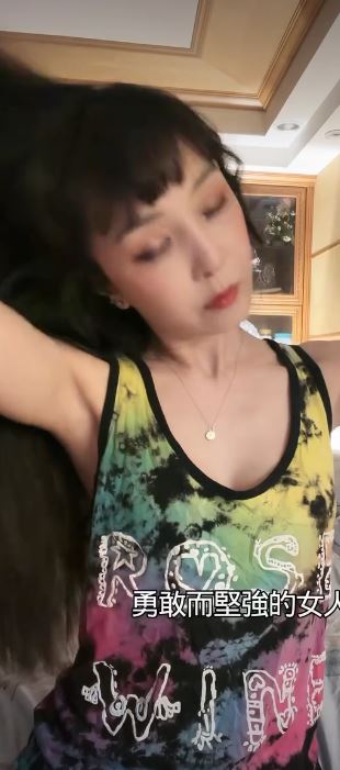 胡文英吹頭髮。（圖／翻攝胡文英臉書）