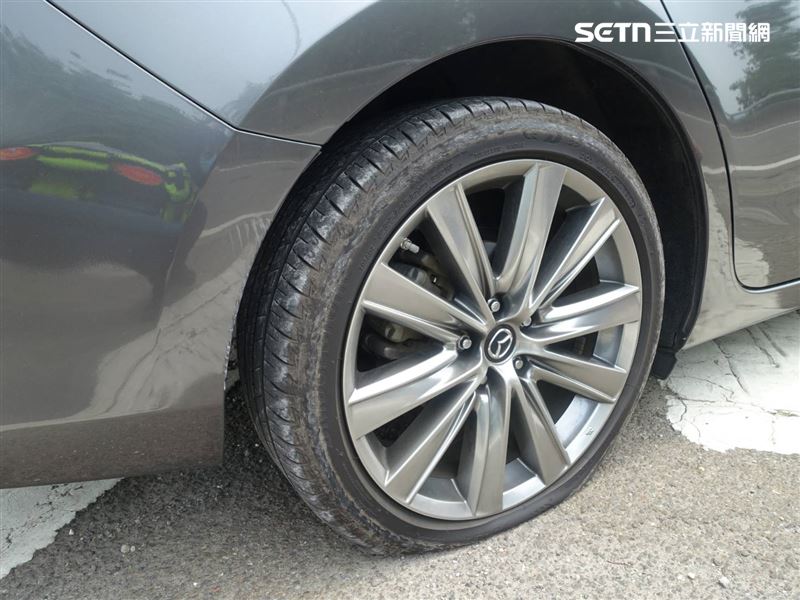 3輛車因閃避不及，輾過鋼條導致車輪爆胎受損。（圖／翻攝畫面）