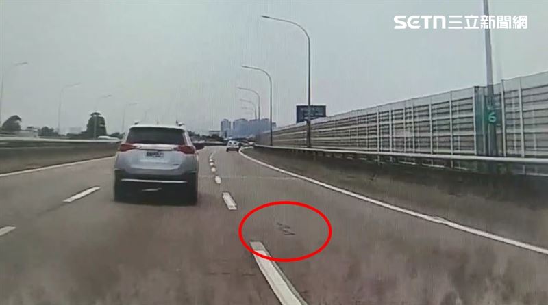 台74線障礙賽，17條鋼條散落一地，路過駕駛紛紛閃避。（圖／翻攝畫面）