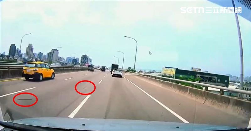 台74線障礙賽，17條鋼條散落一地，路過駕駛紛紛閃避。（圖／翻攝畫面）