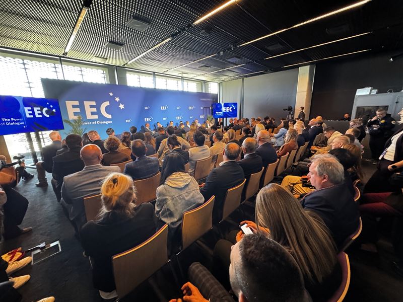 擷發科技董事長楊健盟受邀EEC 2026論壇，倡議「軟體帶動硬體」新趨勢。透過AIVO開發平台與Arculus System晶片設計服務，結合台灣半導體與波蘭軟體人才，旨在建立韌性供應鏈，讓波蘭成為歐洲Edge AI戰略樞紐。（圖／擷發科技提供）