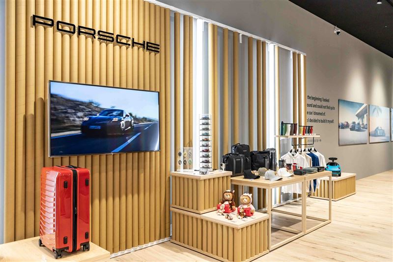 Porsche NOW台中概念店，同步販售Porsche Lifestyle精品。（圖／Porsche提供）