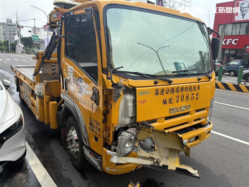 拖吊車先撞貨車，警方處理完畢後，拖吊車要離開時又擦撞路邊自小客車。(圖/翻攝Threads)