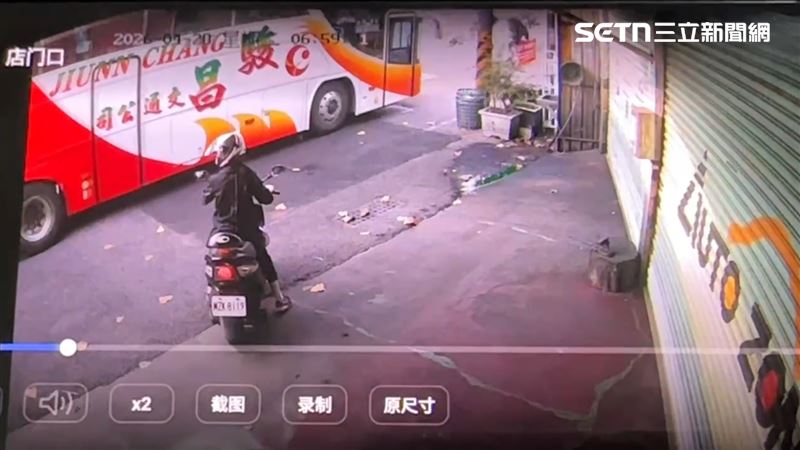 一輛遊覽車違停再加上一連串的原因，導致鄭姓女警慘死輪下。（圖／翻攝畫面）