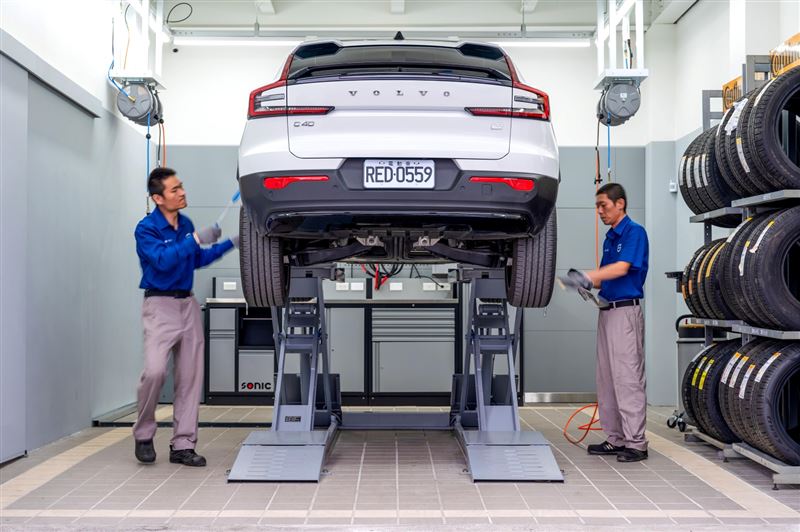 據點設有3個專業維修工位，支援燃油車與電動車保養維修。（圖／VOLVO提供）