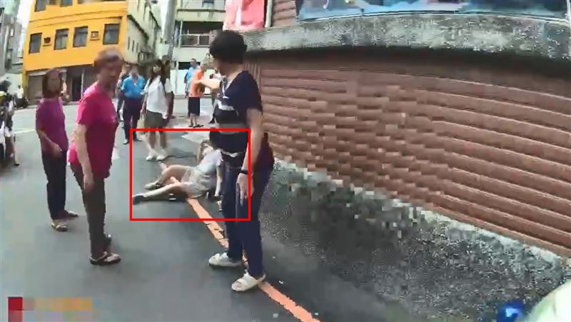 小琪阿嬤阻止游男跟騷被痛毆倒地。（圖／翻攝畫面）
