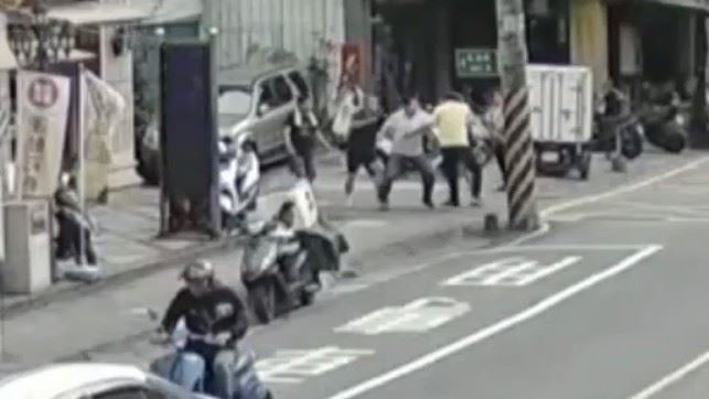 現場民眾與游男纏鬥。（圖／翻攝畫面）
