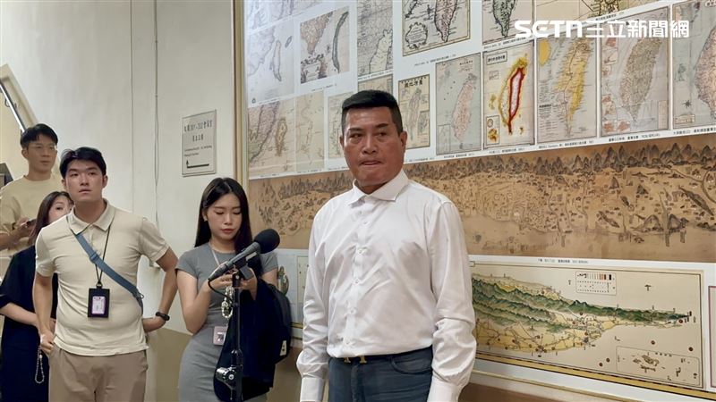 黃仁接受媒體聯訪。（圖／記者詹宜庭攝影）