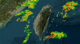 鋒面靠近中，預計今夜通過。（圖／翻攝自台灣颱風論壇｜天氣特急﻿臉書）