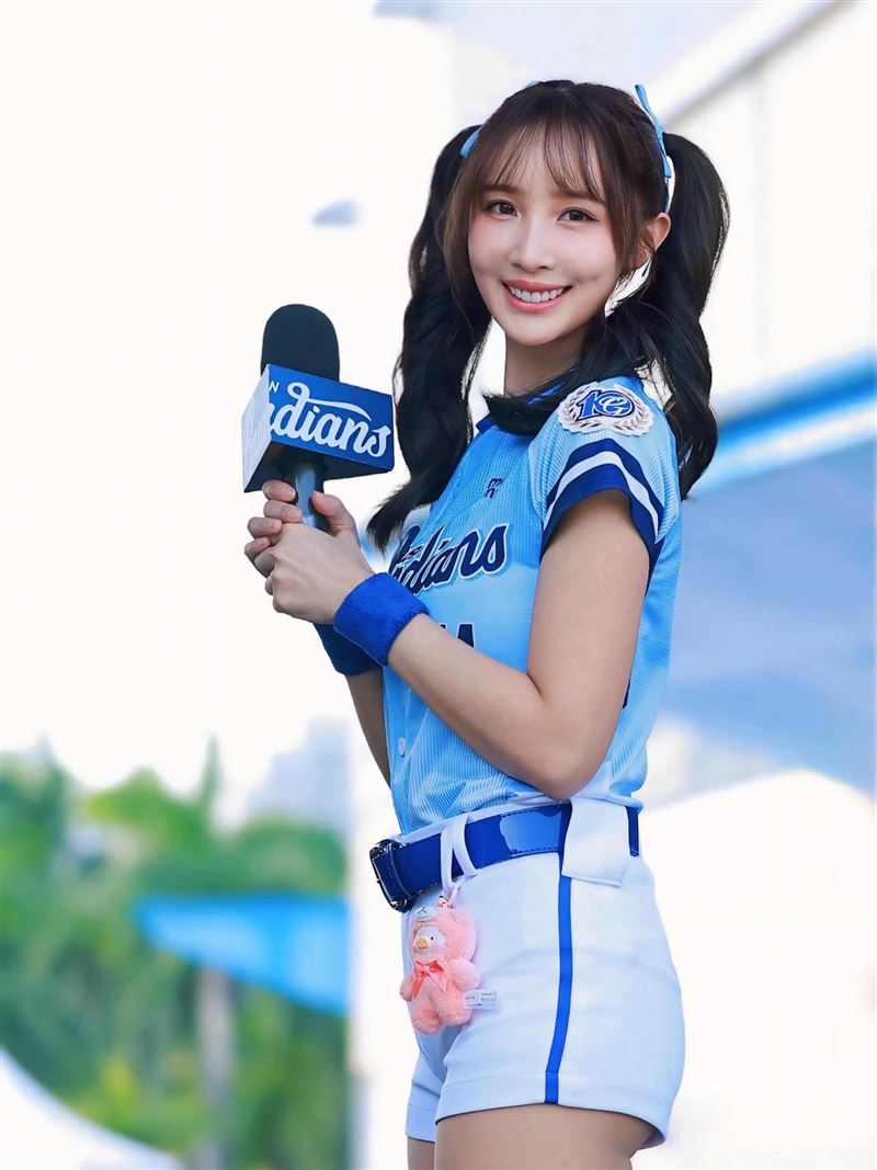 蓁蓁現任富邦悍將女團長。（圖／翻攝自臉書）