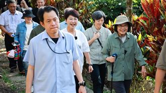 蔡英文衝台南爬山　下秒點名：黃偉哲人呢