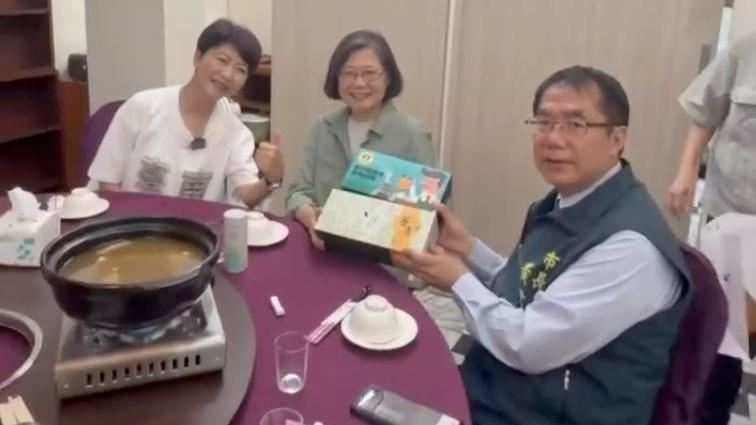 蔡英文到台南與陳亭妃爬山，黃偉哲因市政會議缺席，送上伴手禮給蔡英文。（圖／翻攝自黃偉哲Threads）