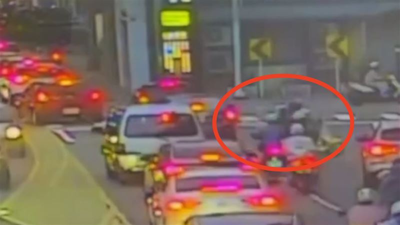 紅衣阿公從車陣中竄出。（圖／翻攝畫面）