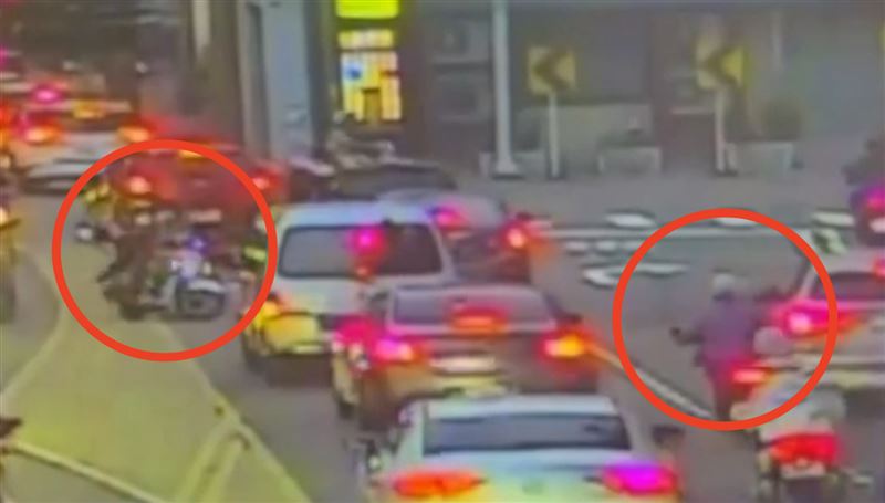 紅色背心的阿公載孫子鬼切，嚇到藍衣騎士。（圖／翻攝畫面）